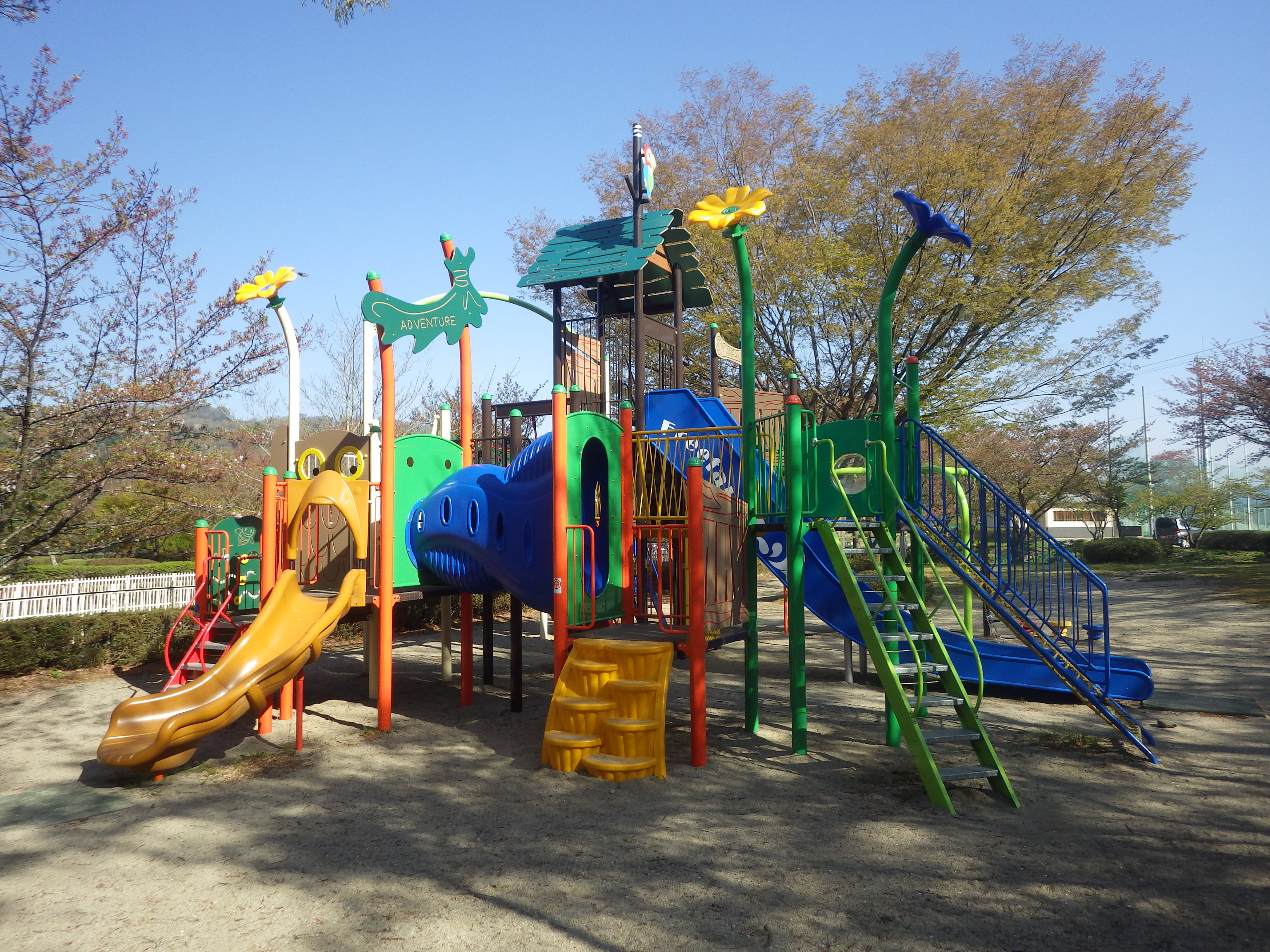 信州,上田,東御,サポートベンチ,観客席,ジャングルジム,ブランコ,鉄棒,遊具,公園施設製品,ワールドドリーム ドットコム