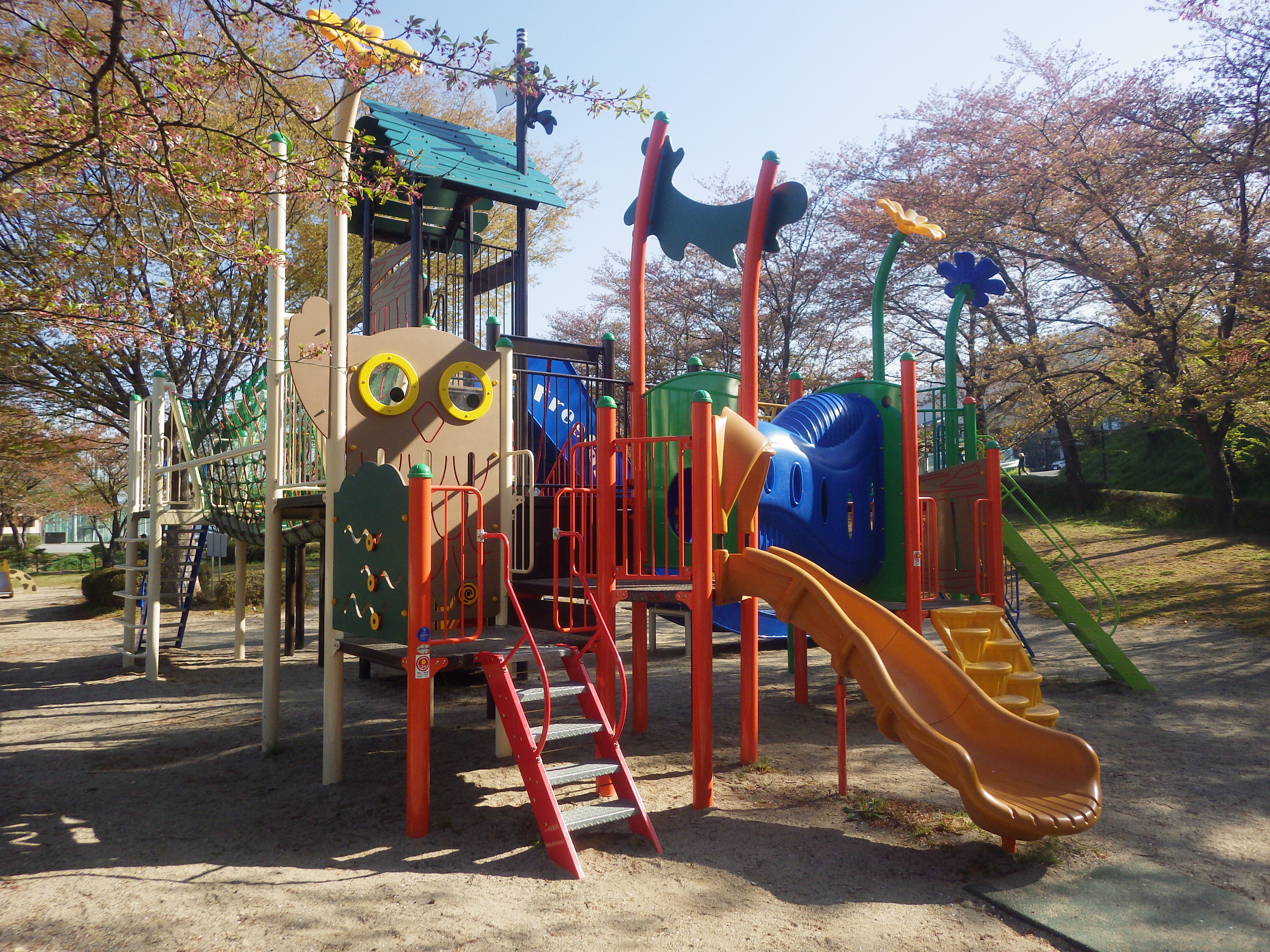 信州,上田,東御,サポートベンチ,観客席,ジャングルジム,ブランコ,鉄棒,遊具,公園施設製品,ワールドドリーム ドットコム