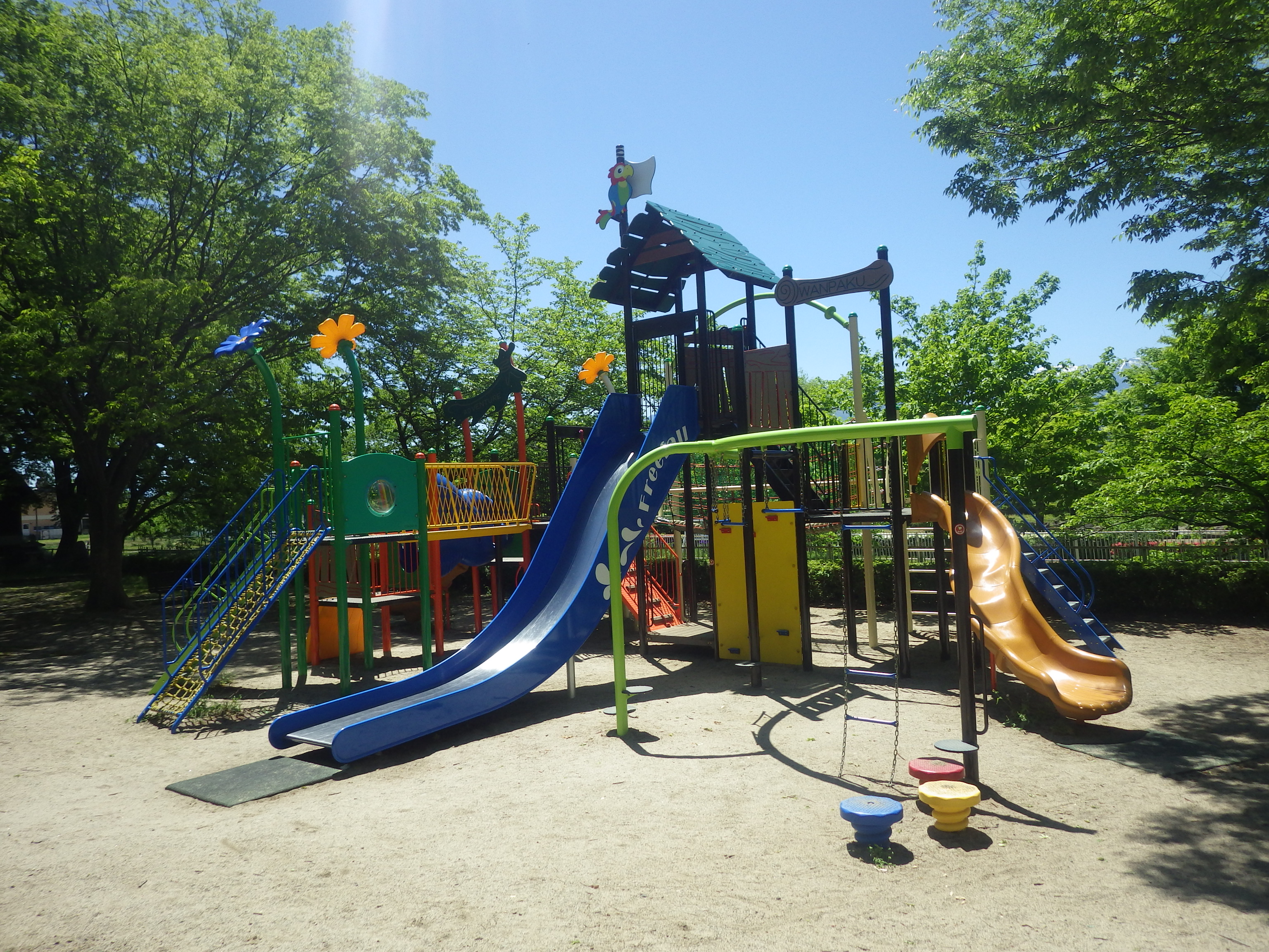 信州,上田,東御,サポートベンチ,観客席,ジャングルジム,ブランコ,鉄棒,遊具,公園施設製品,ワールドドリーム ドットコム