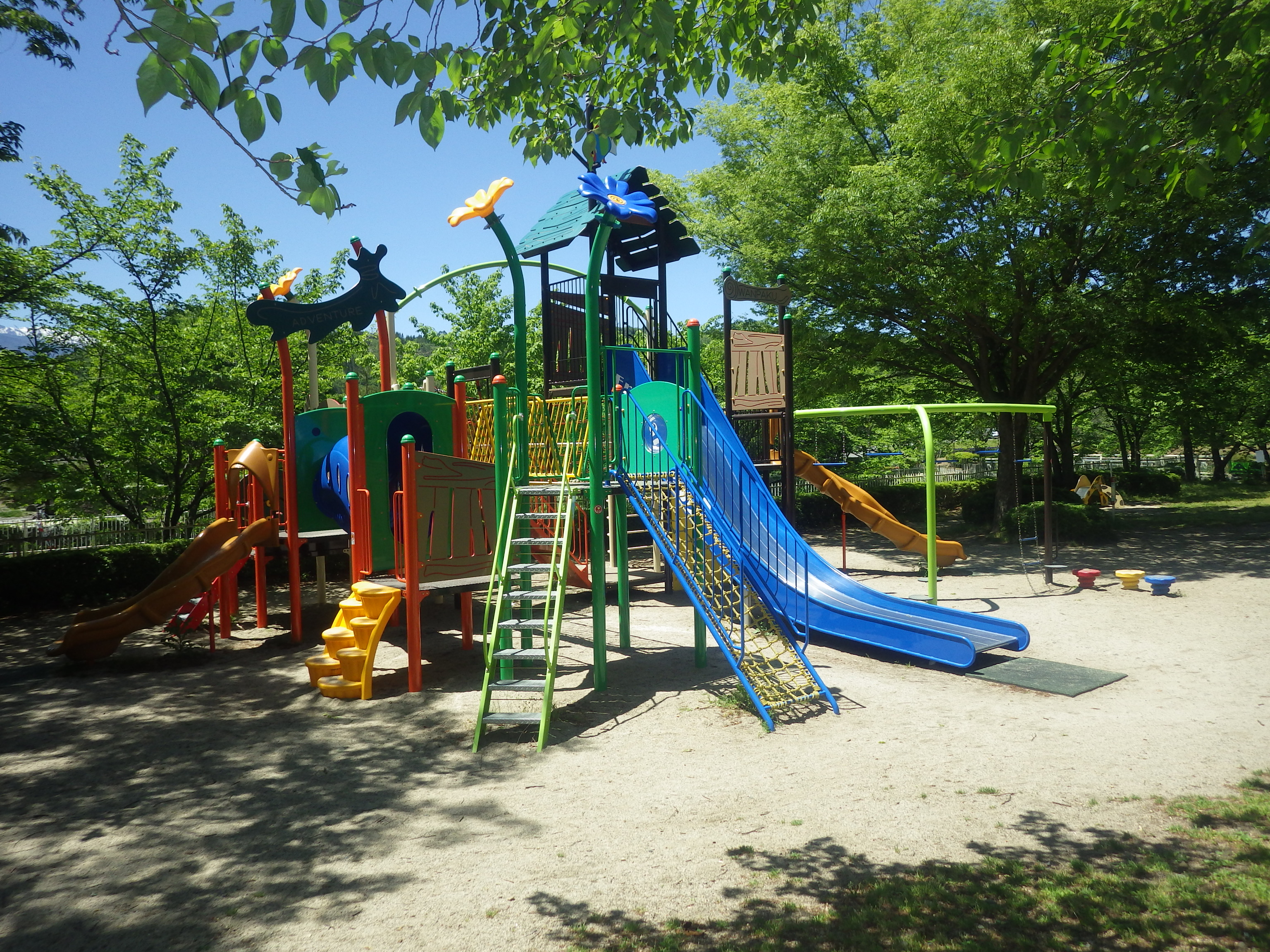 信州,上田,東御,サポートベンチ,観客席,ジャングルジム,ブランコ,鉄棒,遊具,公園施設製品,ワールドドリーム ドットコム