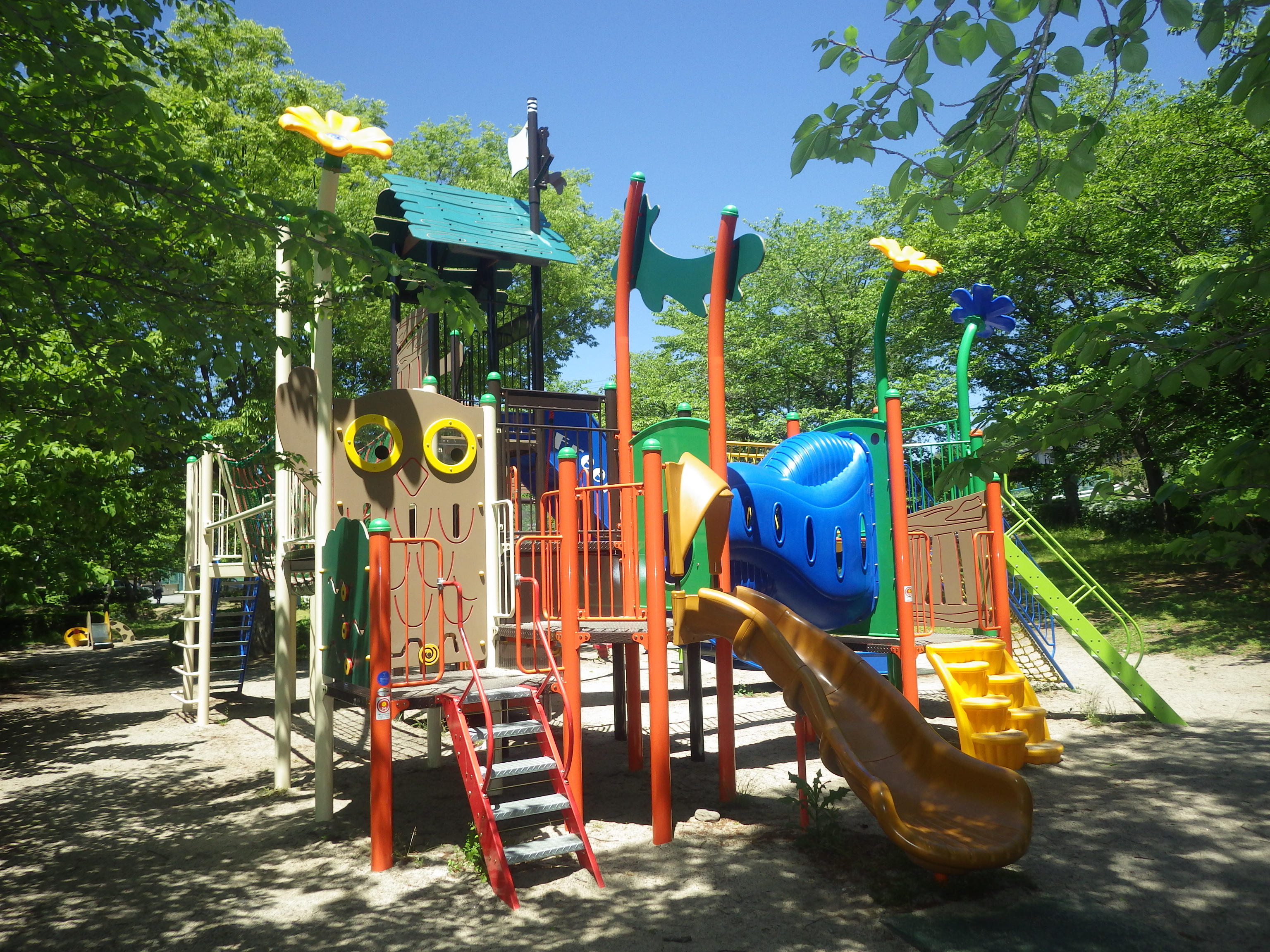 信州,上田,東御,サポートベンチ,観客席,ジャングルジム,ブランコ,鉄棒,遊具,公園施設製品,ワールドドリーム ドットコム