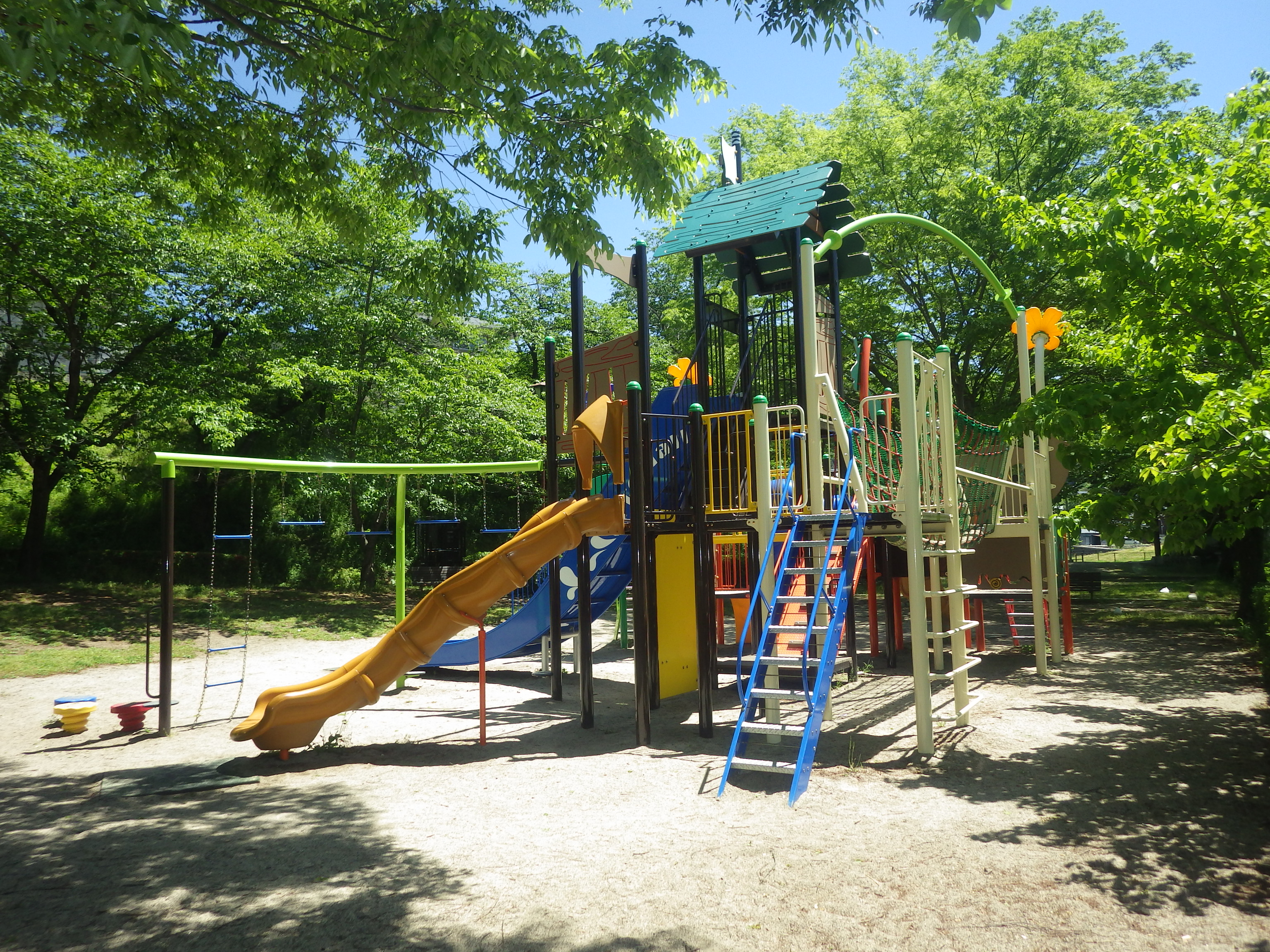 信州,上田,東御,サポートベンチ,観客席,ジャングルジム,ブランコ,鉄棒,遊具,公園施設製品,ワールドドリーム ドットコム